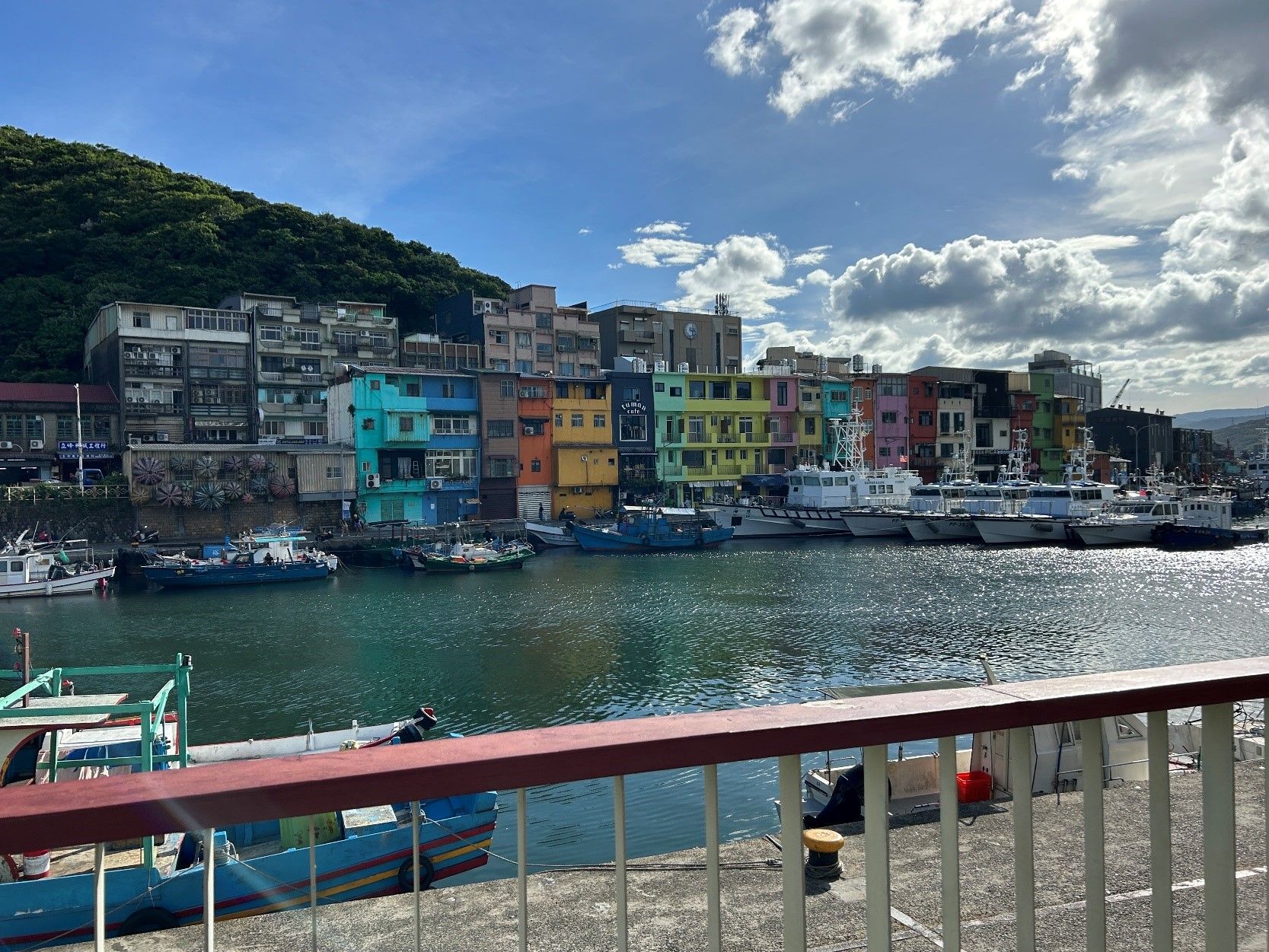 和平島商圈結合了正濱漁港及和平島公園周邊店家，擁有豐富的漁業資源和鮮活水產，獨特的海港城市魅力。