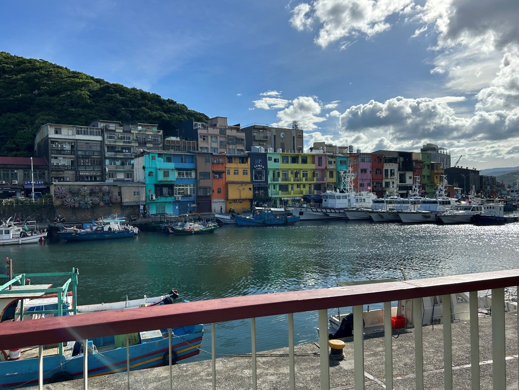 和平島商圈結合了正濱漁港及和平島公園周邊店家,擁有豐富的漁業資源和鮮活水產,獨特的海港城市魅力。