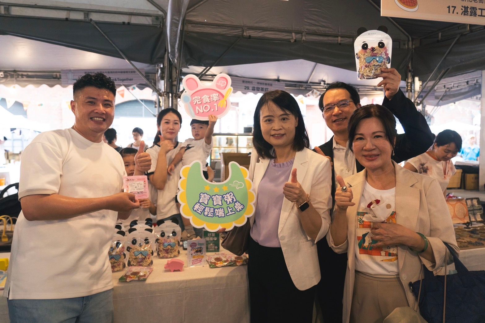 與參與展售街區店家交流，開心分享特色產品。
