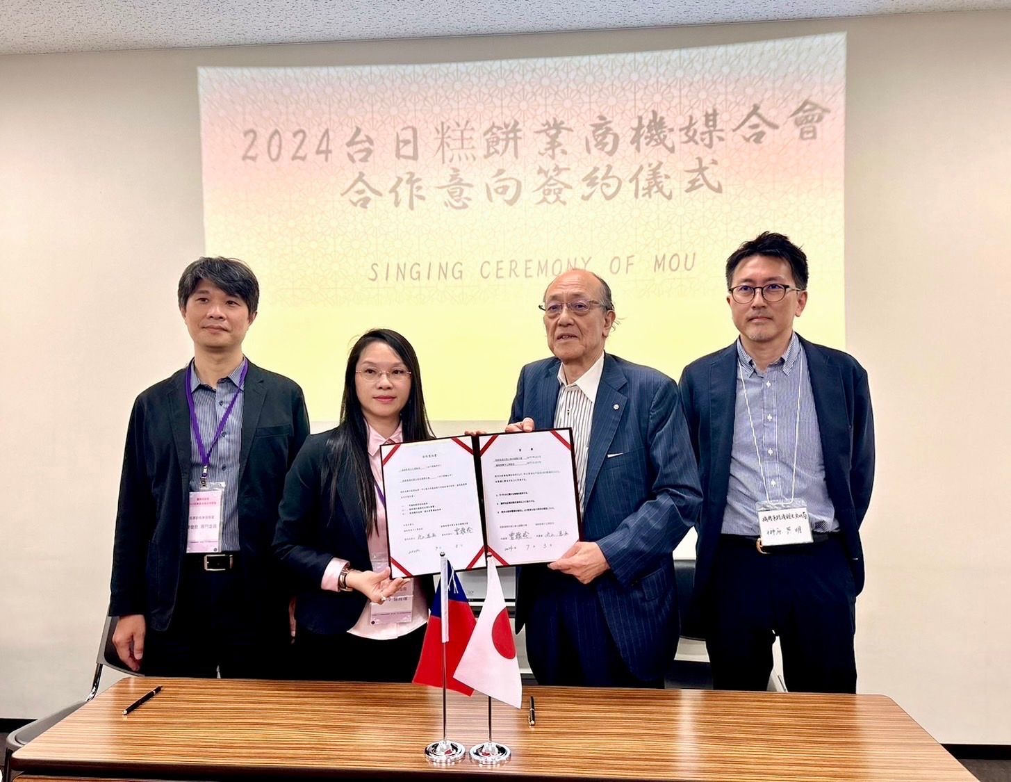 福岡市經濟文化觀光局榊原英明課長及商業發展署簡俊良專委見證中華民國糕餅商業同業公會全國聯合會與福岡縣糕點協會簽署合作備忘錄