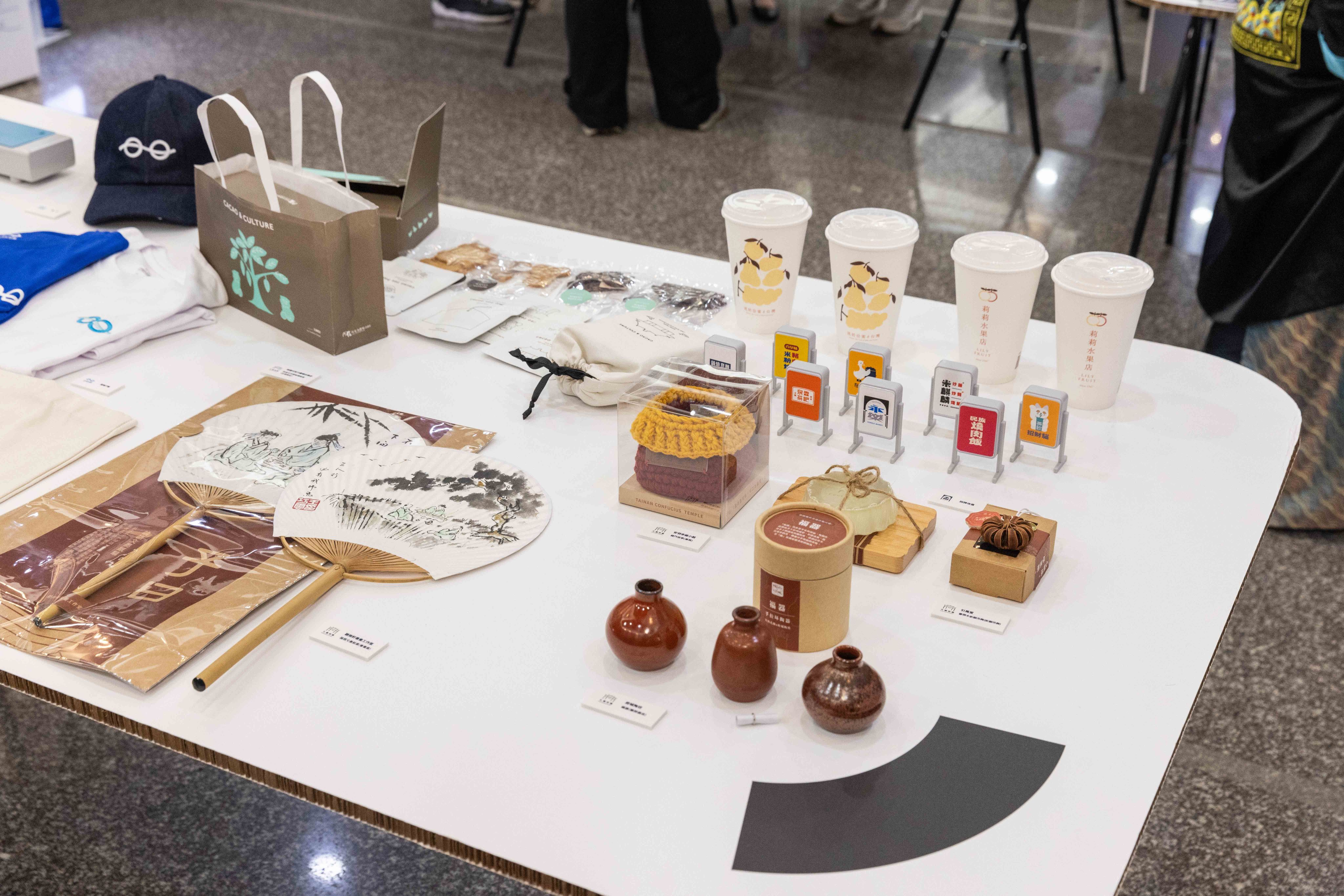 「商圈脈動成果發表記者會」展示台南商圈文化特色商品