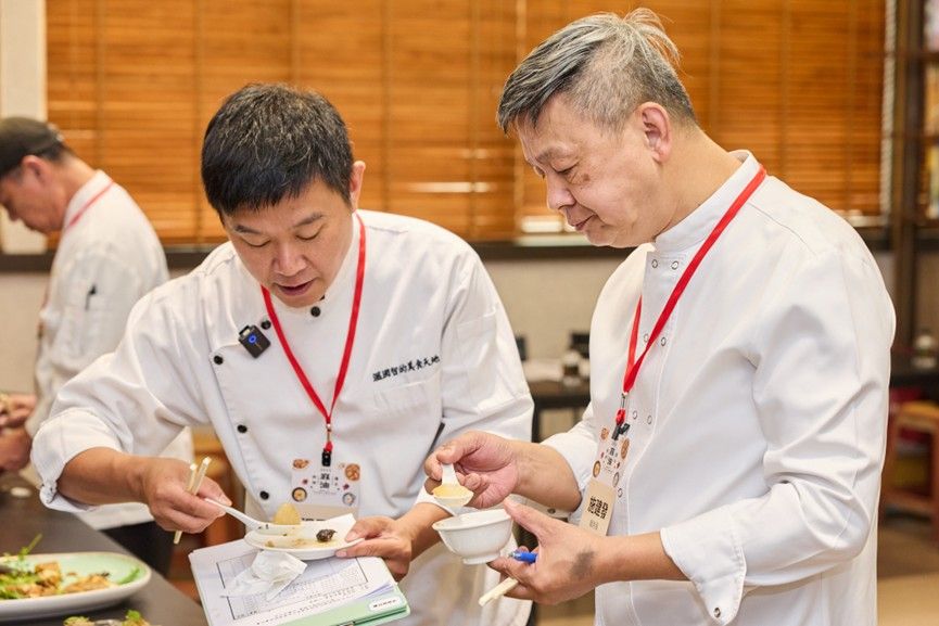 評審團於麻油料理擂台競賽初賽，針對菜餚進行感官品評。