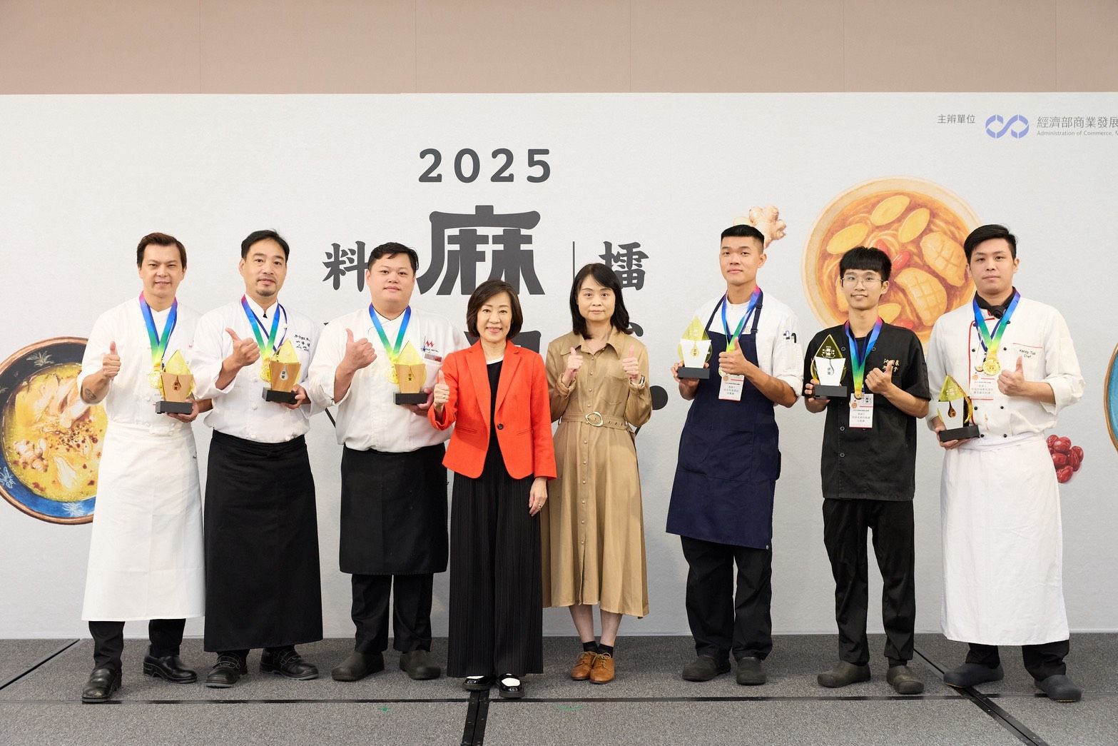 「2025麻油料理擂台競賽」決賽傳統組及創新組金銀銅賞大合照。