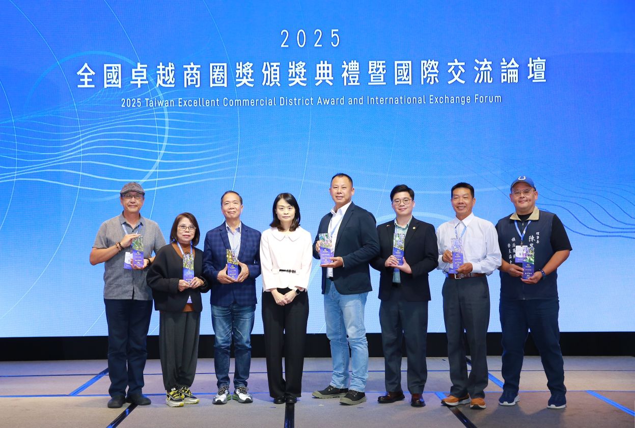 圖說4:榮獲2025全國卓越商圈「觀光亮點獎」之七位商圈代表合影。