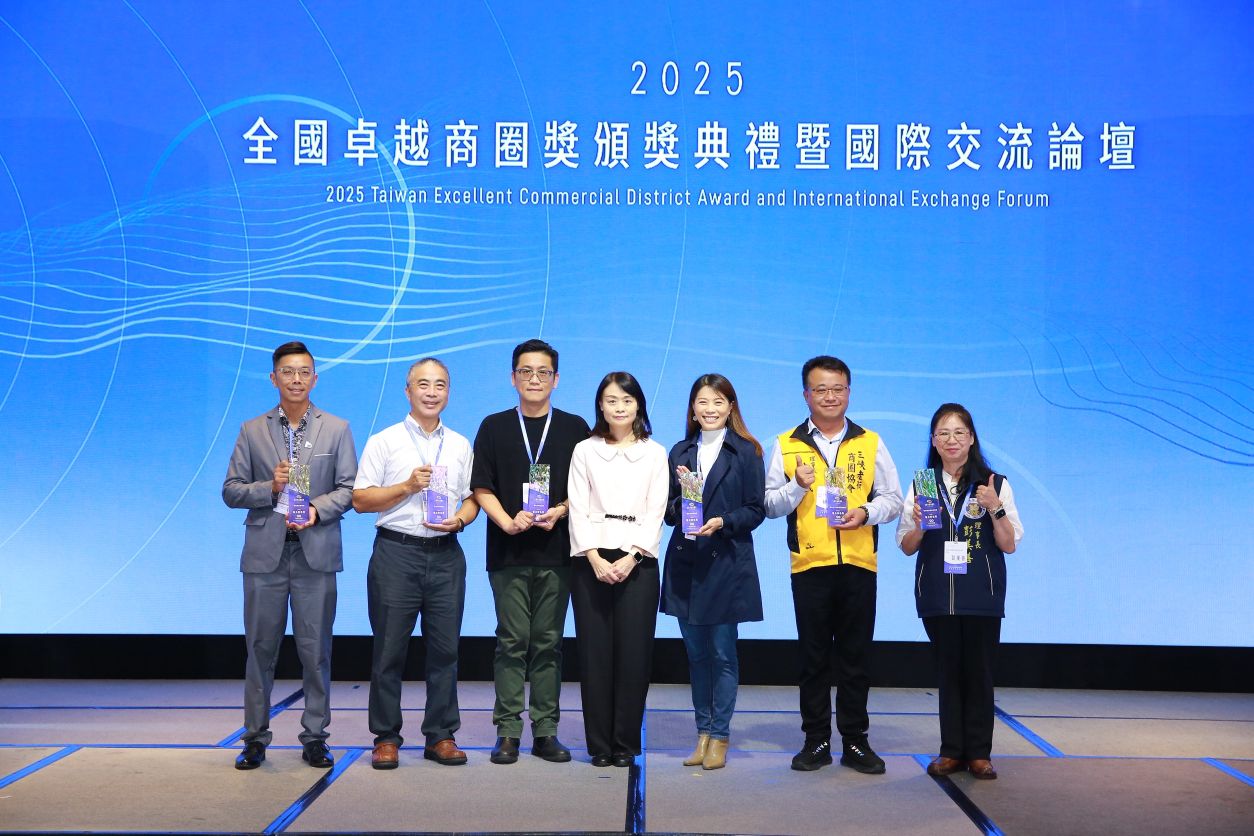 圖說3：榮獲2025全國卓越商圈「魅力特色獎」之六位商圈代表合影。