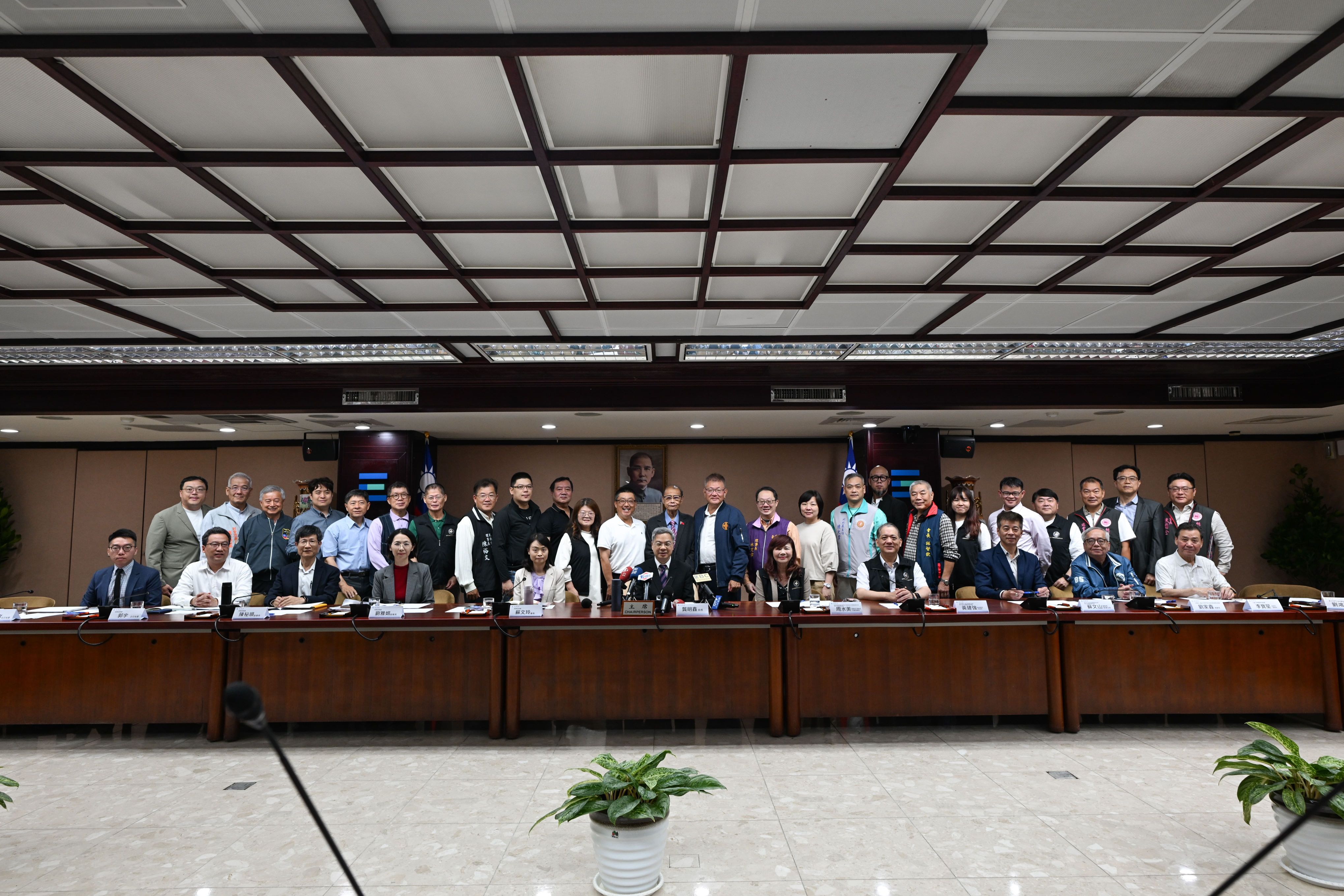 經濟部邀商圈代表座談穩定塑膠袋供應助商圈店家安心營運座談會合影MOEA)