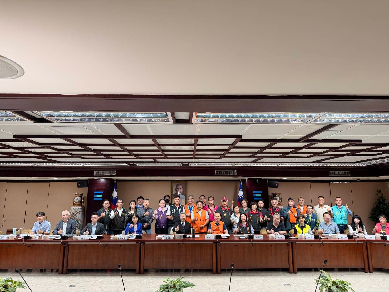 圖說：經濟部邀集市場夜市代表，關懷市場及夜市塑膠製品影響合影