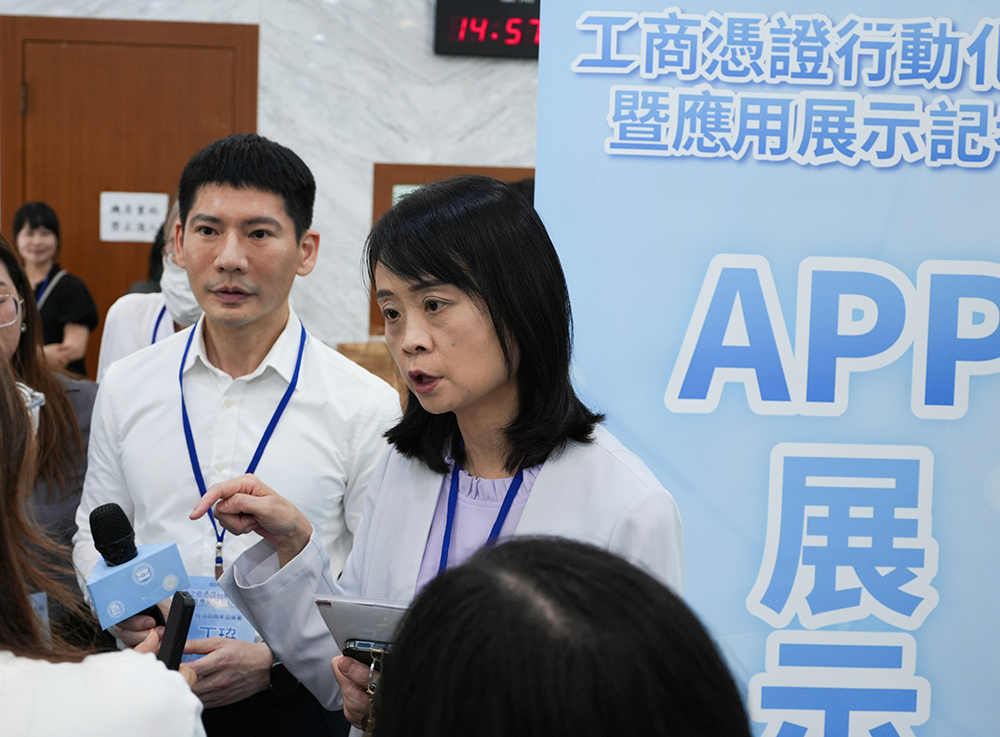 圖說5：商業署蘇文玲署長與資訊室丁珕主任於記者會向媒體介紹行動工商憑證應用