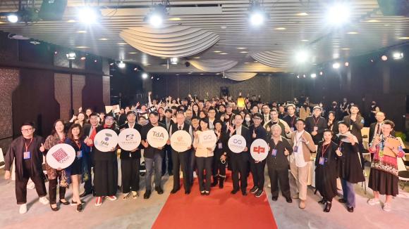 2023臺灣國際平面設計獎得獎人、評審代表、公協會代表與產業人士合影。